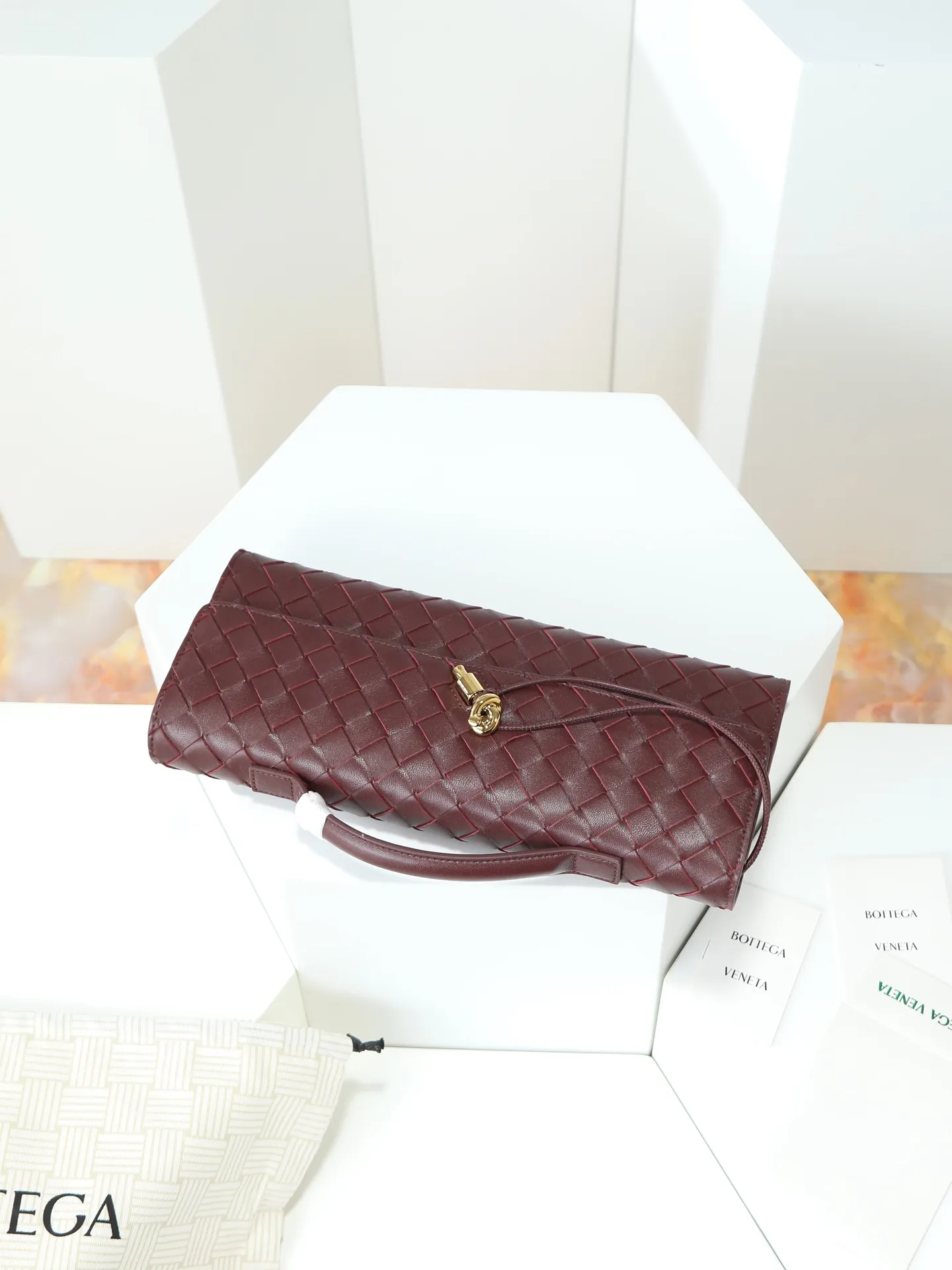 Batch 1540. The BV Andiamo evening handbag has been heavily cultivated again~ The designer aesthetics of the era of economic downturn are back. You fall in love with it at first sight and can't put it down. It's so beautiful. It's full of aura. The shape and texture are very competitive. It's lightweight and has sufficient capacity. It's a must-have for fashionistas. It's suitable for many occasions, minimalist, high-end and light luxury. Style number: 741511 Size: 31*13*3cm